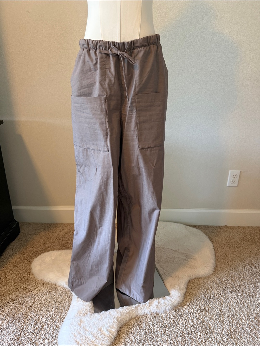 Aritzia - Babaton System Poplin Wide-Leg Cargo Trousers in Taupe - Picture 3 of 5